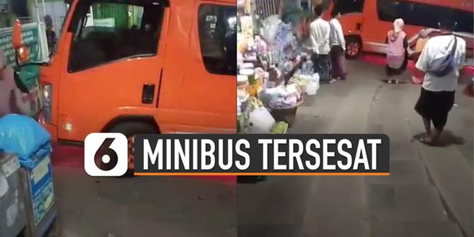 VIDEO: Heboh, Minibus Tersesat Hingga Puncak Makam Sunan Muria Kudus