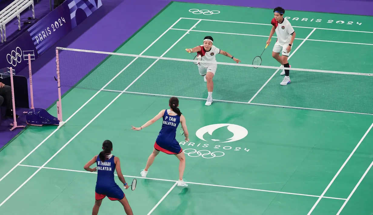 <p>Pemain ganda putri Indonesia, Apriyani Rahayu (depan) mengembalikan bola di depan net saat menghadapi wakil Malaysia, Pearly Tan/Thinaah Muralitharan pada laga Grup A Olimpiade Paris 2024 di Porte de la Chapelle Arena, Paris, Selasa (30/7/2024). Apriyani Rahayu/Siti Fadia Silva Ramadhanti kalah 18-21, 9-21. (Dok. NOC Indonesia/Naif Muhammad Al'as)</p>