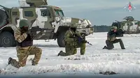 Dalam foto selebaran yang diambil dari video Layanan Pers Kementerian Pertahanan Rusia pada 28 Desember 2022 memperlihatkan pasukan Rusia ikut serta dalam latihan di lokasi yang tidak ditentukan di Belarusia. (Russian Defense Ministry Press Service via AP)