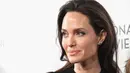 Angelina Jolie bahkan dikatakan seperti hidup dalam kesulitan yang amat sangat. (MIKE COPPOLA / GETTY IMAGES NORTH AMERICA / AFP)