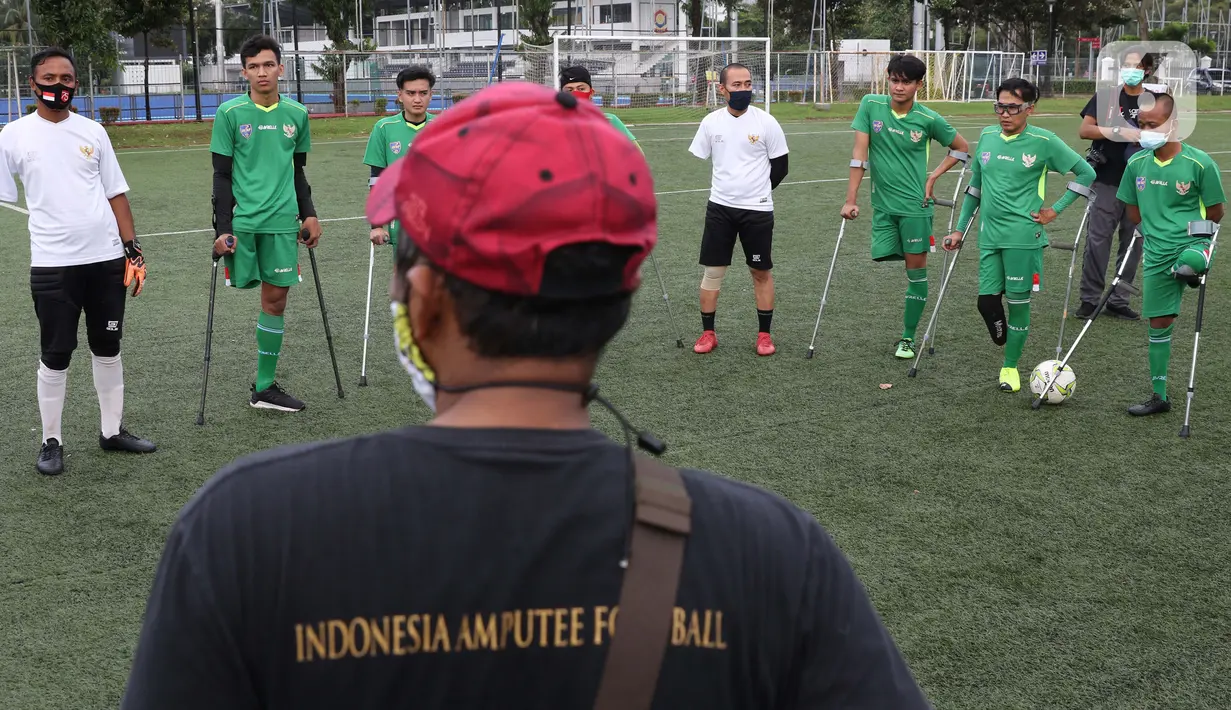 Pemain Garuda Indonesian Amputee Football (INAF) menyimak arahan pelatih jelang laga persahabatan dengan Selebritis FC di Lapangan C Komplek Gelora Bung Karno, Jakarta, Senin (14/12/2020). Laga ini bagian kampanye duta Piala Dunia U-20 2021 dan mematangkan fisik. (Liputan6.com/Helmi Fithriansyah)