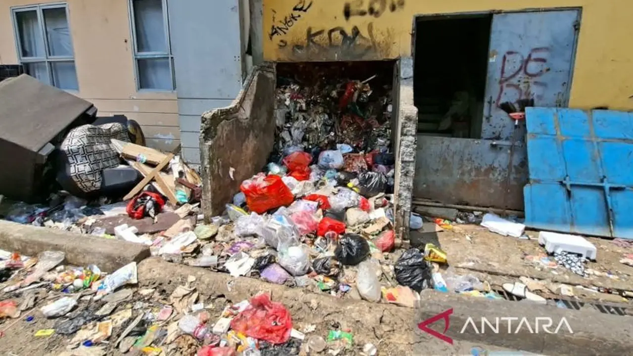 Kondisi sampah pada saluran pembuangan sampah vertikal (trash chute/shaft) di Rusunawa Tambora