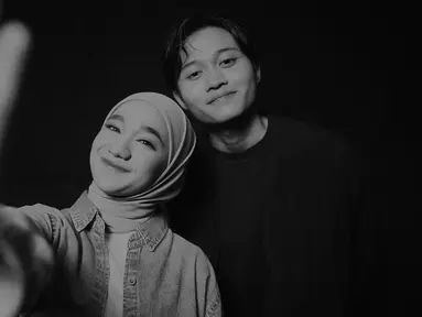 Lirik lagu 'Tak Satu Cerita' yang emosional dan menyentuh menggambarkan perasaan pilu namun tetap penuh makna di tengah perbedaan jalan hidup yang mereka tempuh. Lagu ini dikemas dengan aransemen musik modern yang semakin memperkuat pesan emosional yang ingin disampaikan. (Liputan6.com/IG/@nabilataqiyyah)