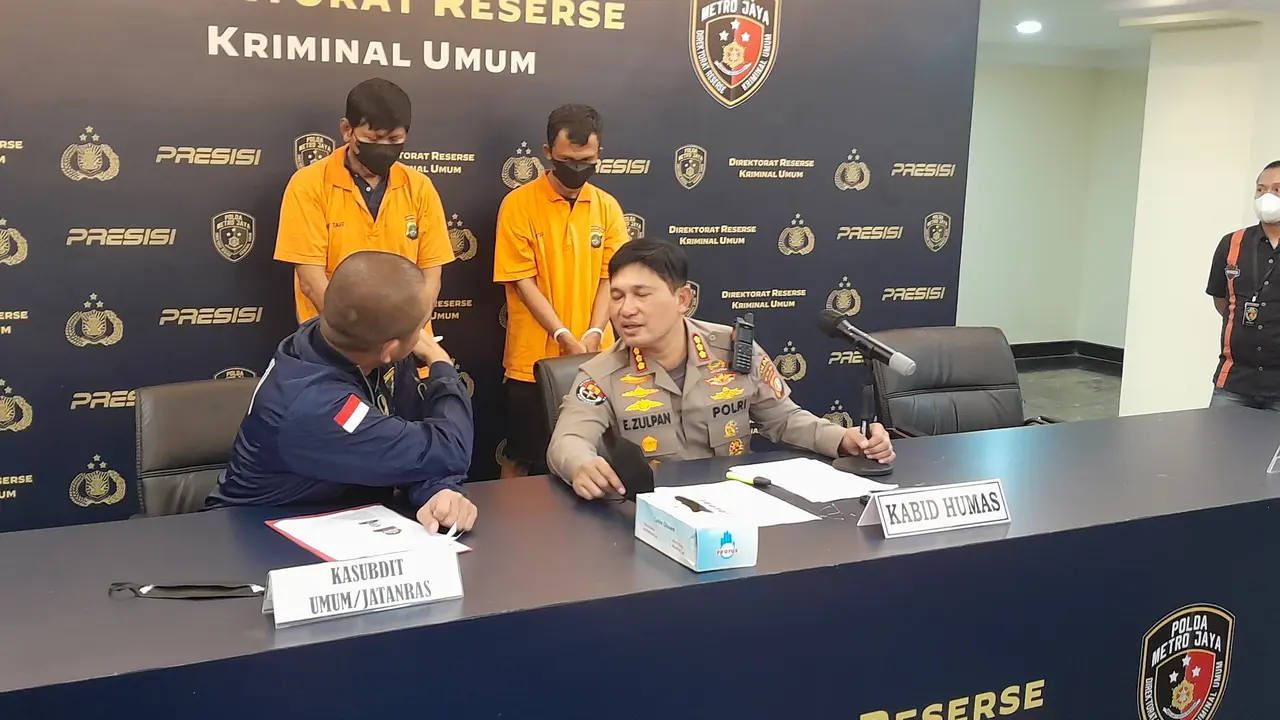 Tentara gadungan bekerjasama dengan rekannya peras dan rampas barang-barang milik pengendara mobil. Modusnya dengan berpura-pura jadi korban serempetan (Liputan6.com / Ady Anugrahadi)