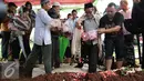 Suami aktris senior Shinta Muin, Abdul Muin Ahmad menaburkan bunga di makam istrinya di Taman Pemakaman Umum Karet Bivak, Jakarta, Rabu (21/9). Aktris senior Shinta Muin meninggal dunia di usia 68 tahun. (Liputan6.com/Herman Zakharia)