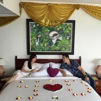 Setelah resmi dipersunting Dewa Yoga, Kadek Devi makin sering muncul di layar kaca.  Kini, ia tengah berbahagia dengan kehadiran dua putranya yang ganteng-ganteng. (Instagram/dewayoga_07)