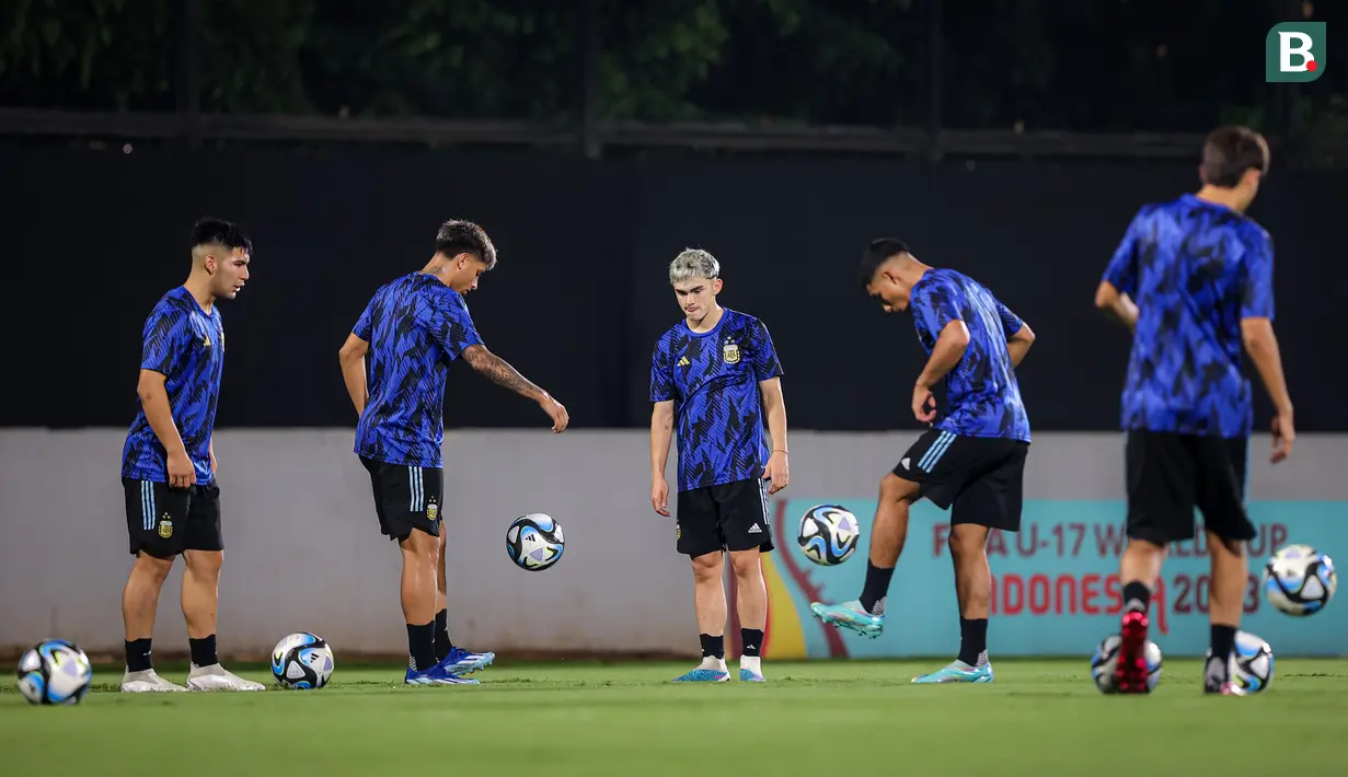 Sejumlah pemain Timnas Argentina U-17 melakukan juggling saat latihan resmi menjelang laga perempat final Piala Dunia U-17 2023 melawan Timnas Brasil U-17 di Lapangan Banteng, Jakarta, Kamis (23/11/2023). (Bola.com/Bagaskara Lazuardi)