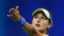Petenis Rusia, Anna Kalinskaya menservis bola saat bertanding melawan AS, Sloane Stephens pada putaran pertama turnamen tenis AS Terbuka di New York (27/8/2019). Kalinskaya melaju ke putaran ke-2 dari AS Terbuka 2019. (AFP Photo/Kena Betancur)
