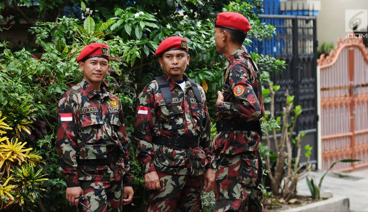 Anggota ormas kepemudaan berjaga di depan rumah penyidik Komisi Pemberantasan Korupsi (KPK) Novel Baswedan di kawasan Kelapa Gading, Jakarta, Kamis (22/2). Novel kembali ke Tanah Air dalam proses pemulihan. (Liputan6.com/Helmi Fithriansyah)