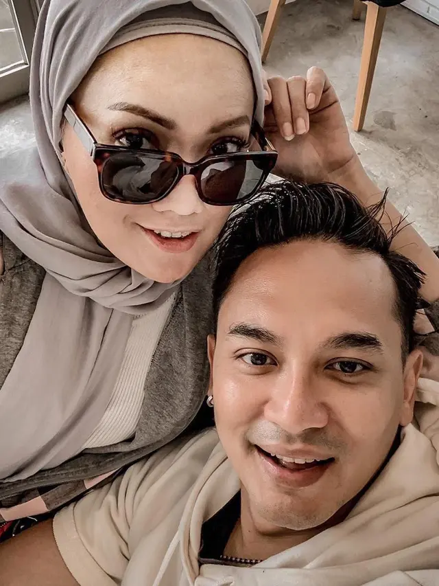 Jadi Suami Antagonis, Ini 7 Potret Hangat Panji Saputra dan Keluarga Kecilnya
