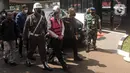 Tersangka kasus dugaan korupsi Surya Darmadi tiba di Gedung Kejaksaan Agung, Jakarta, Kamis (18/8/2022). Surya Darmadi tiba untuk menjalani pemeriksaan perdana kasus dugaan korupsi, pencucian uang, dan penguasaan lahan sawit yang merugikan negara Rp 78 triliun. (Liputan6.com/Faizal Fanani)