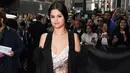 Rona bahagia yang ia dapatkan sejak menjalin hubungan dengan The Weeknd, sepertinya juga berpengaruh terhadap kehidupan sehari-hari Selena. Ia pun juga tidak menyembunyikan hubungan yang dijalinnya ini.  (AFP/Bintang.com)