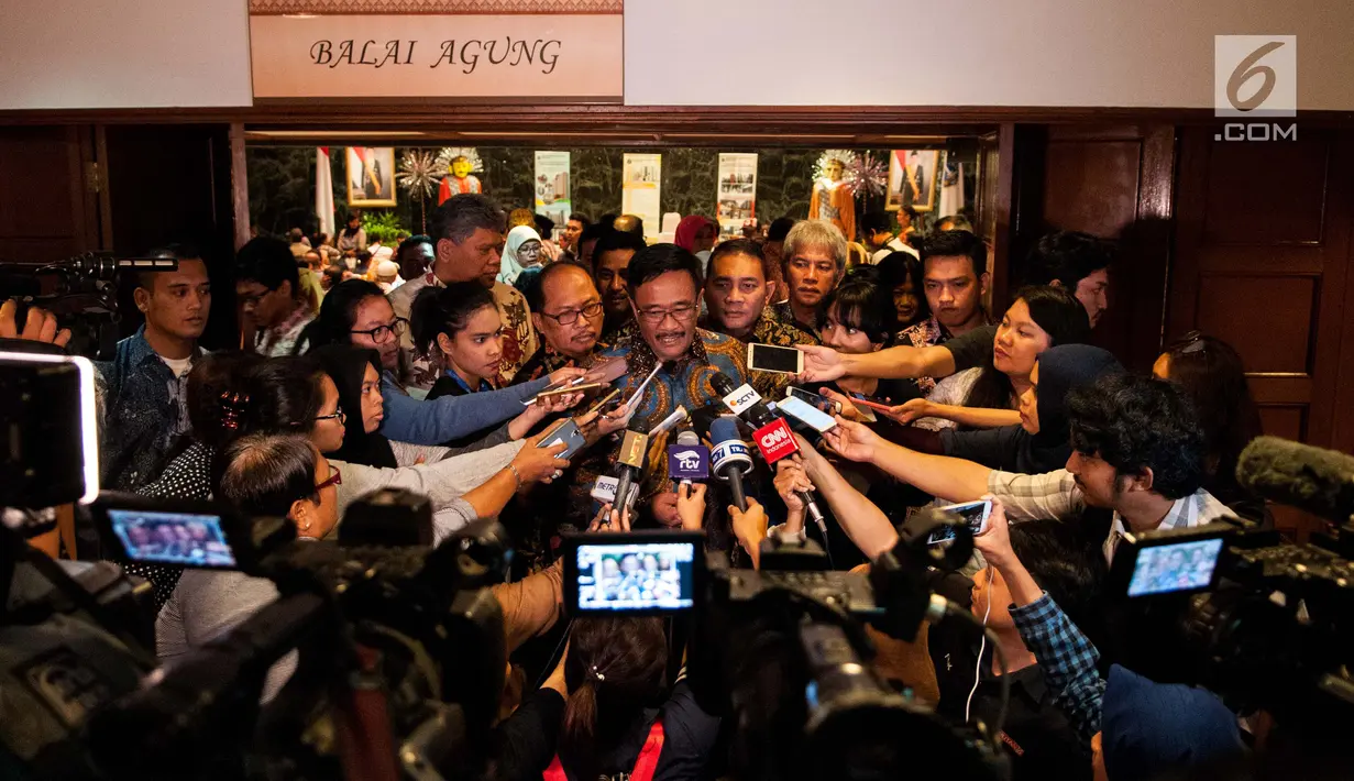 PLT Gubernur DKI Jakarta Djarot Saiful Hidayat memberi keterangan kepada awak media usai pengundian Rusunawa di Balai Kota, Jakarta, Senin (26/5). (Liputan6.com/Gempur M Surya)