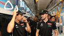 Potret duo riders Pertamina Enduro VR46 Racing Team, Franco Morbidelli & Fabio Di Giannantonio, menikmati pengalaman naik MRT Jakarta bareng pada Selasa, (30/09/2025). (Dok.Pertamina Lubricants)