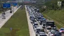 Kemacetan terjadi di Jalan Tol Cipali, Jawa Barat mengarah ke Jakarta, Kamis (29/6). Puncak arus balik diprediksi akan terjadi pada H+5 dan H+6 Lebaran saat cuti bersama berakhir. (Liputan6.com/Faizal Fanani)