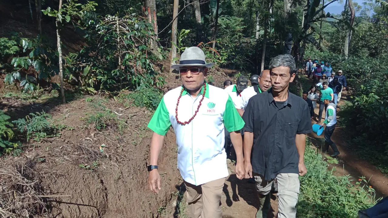 Kepala Kantor Staf Presdien Moeldoko mengunjungi kebun kopi di Gunung Puntang, Kabupaten Bandung