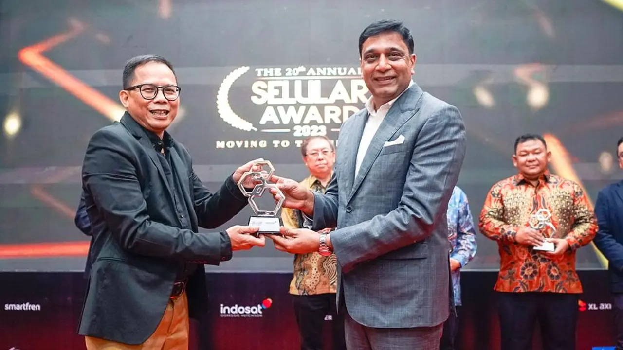 President Director and CEO Indosat Ooredoo Hutchison, Vikram Sinha, menerima penghargaan CEO of the Year di ajang Selular Award 2023. Dok: Indosat Ooredoo Hutchison