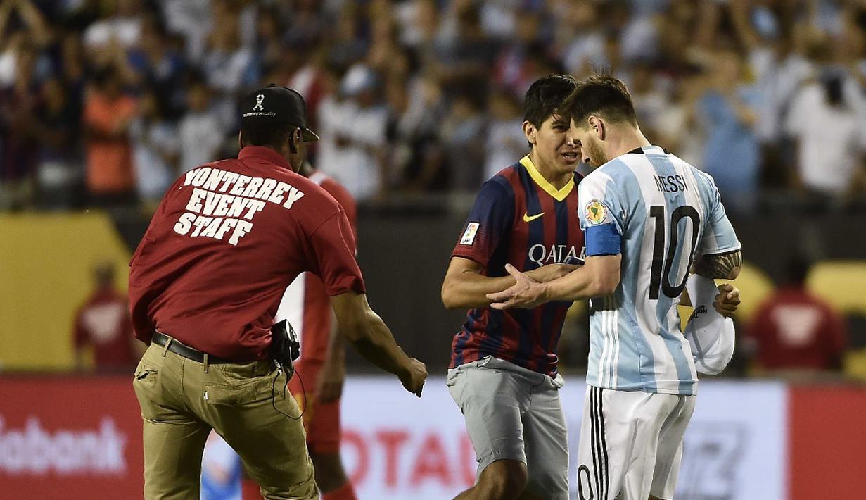 Seorang penggemar menghampiri Lionel Messi untuk minta tanda tangan seusai melawan Panama pada laga Grup D Copa America Centenario 2016, di Stadion Soldier Field, Chicago, Amerika Serikat, Sabtu (11/6/2016). (AFP/Omar Torres)