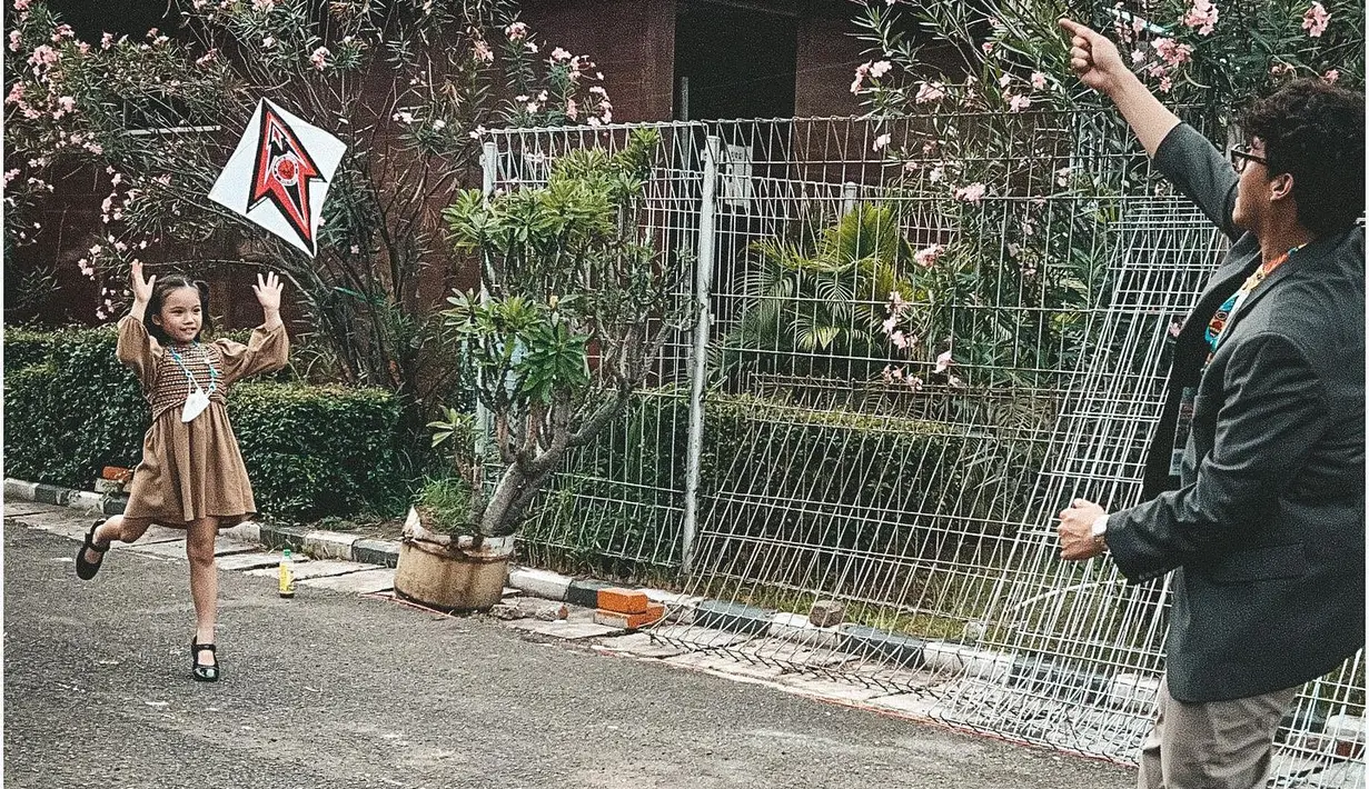 Sebelum tampil di panggung, Ardhito Pramono menyempatkan bermain layangan dengan Gempita. (Foto: Instagram/ gadiiing)
