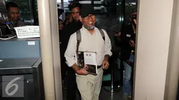 Mantan Wakil Ketua KPK, Bambang Widjojanto saat tiba di Gedung KPK, Jakarta, Kamis (29/9) Bambang mengaku diundang oleh Pimpinan KPK untuk berdiskusi tentang membangun kepercayaan publik. (Liputan6.com/Helmi Afandi) 