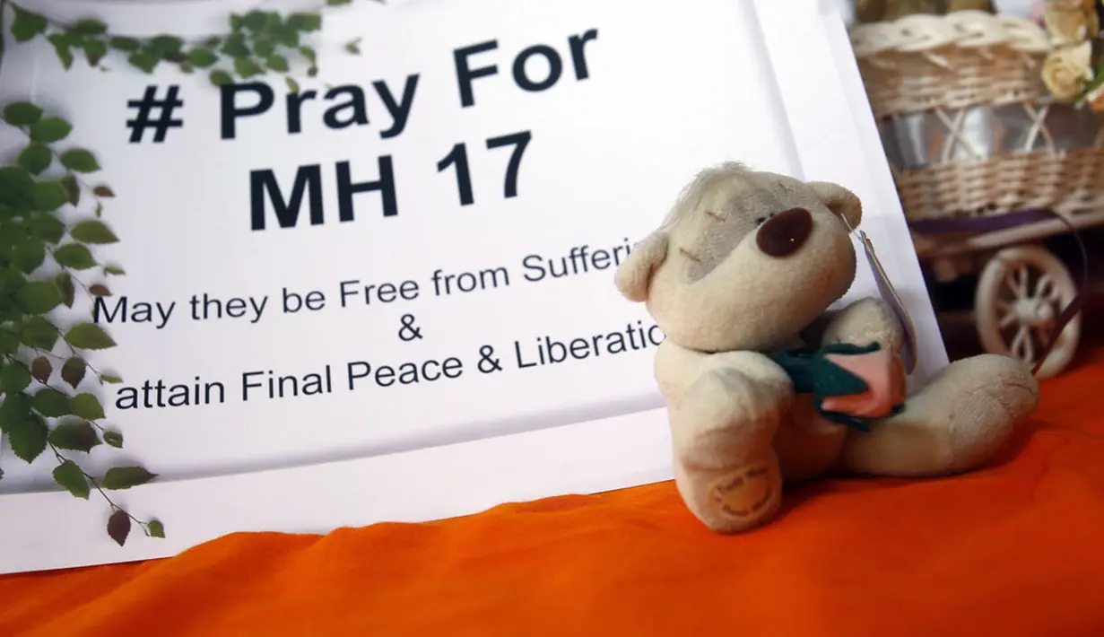 Untaian doa terus dipanjatkan buat para korban pesawat Malaysia Airlines MH-17 yang jatuh di desa Hrabove, Donetsk, Ukraina, (20/7/2014). (REUTERS/Samsul Said)