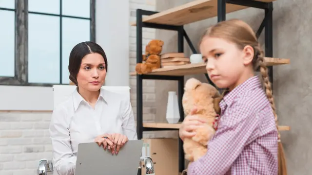 5 Kesalahan Kecil Orangtua yang Tanpa Disadari Membuat Anak Tidak Percaya Diri