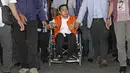 Tersangka korupsi e-KTP, Setya Novanto tiba di Gedung KPK dari Rumah Sakit Cipto Mangunkusumo (RSCM) menggunakan kursi roda pada, Minggu, (19/11). Setnov tiba mengenakan baju rompi tahanan KPK. (Liputan6.com/Herman Zakharia)