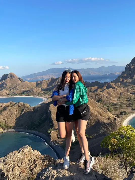 Fitri Salhuteru berdiri merangkul putrinya di Pulau Padar yang ikonis dengan tiga lengkungan pantai. Latarnya terasa dramatis berkat panorama pegunungan yang dirangkul langit biru. “I love you,” ungkap Fitri Salhuteru bersama foto ini. Di kolom komentar, netizen menilai mereka bukan ibu anak tapi kakak adik. “Sisters,” cetus Donna Agnesia. “Kakak adik,” sahut @my****. (Foto: Instagram @fitri_salhuteru)