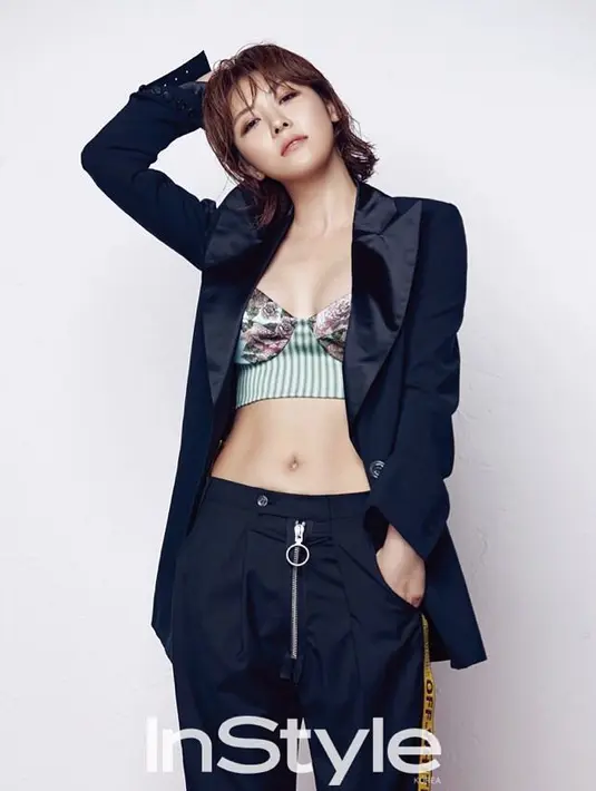 "Pacaran dengan yang seumuran merupakan hal yang tidak nyaman. Pria yang lebih muda rasanya lebih nyaman untukku," jelasnya. (Foto: instagram.com/hajiwon1023)