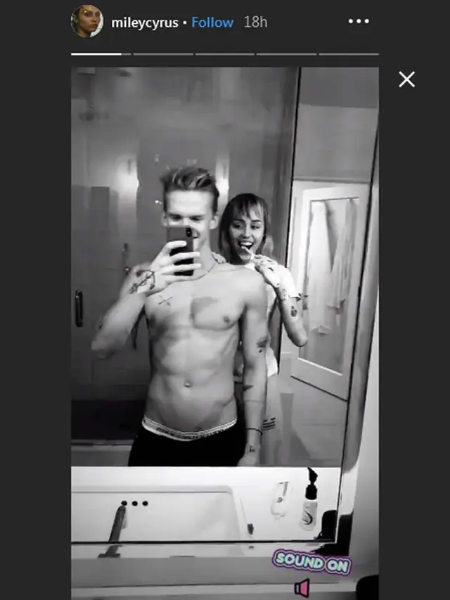 [Fimela] Miley Cyrus dan Cody Simpson