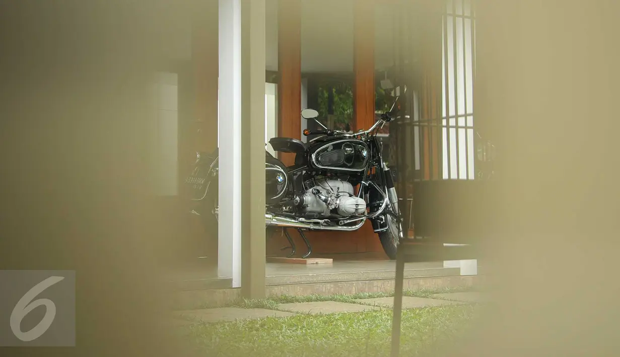 Sebuah motor Harley-Davidson terlihat di rumah Sekjen Mahkamah Agung (MA) Nurhadi di Jalan Hang Lekir V, Jakarta, usai digeledah oleh KPK, Kamis (21/4). Penggeledahan terkait OTT KPK terhadap panitera PN Jakpus, Edy Nasution. (Liputan6.com/Gempur M Surya)