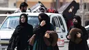 Kembalinya warga Pakistan di tengah meningkatnya eskalasi konflik antara Amerika Serikat dan Israel terhadap Iran yang kian memanas. Tampak dalam foto, warga Pakistan berjalan melintasi perbatasan Taftan, di provinsi Balochistan, Iran pada Selasa 3 Maret 2026, di tengah serangan Amerika Serikat dan Israel yang terus memanas. (Banaras KHAN/AFP)