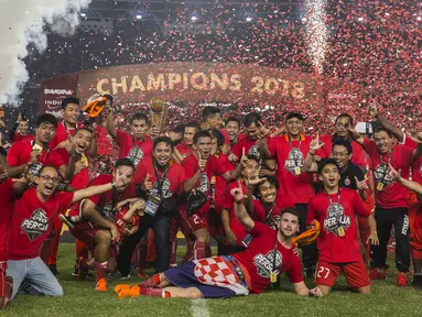 Para pemain Persija Jakarta merayakan gelar juara Piala Presiden setelah mengalahkan Bali United di SUGBK, Jakarta, Sabtu (17/2/2018). Persija menang 3-0 atas Bali United. (Bola.com/Vitalis Yogi Trisna)