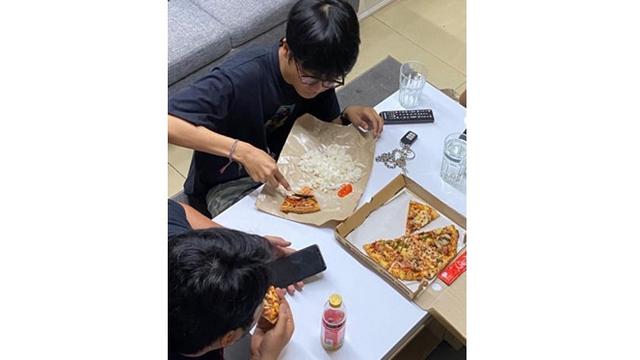 6 Potret Orang saat Makan Ini Bisa Bikin Geregetan