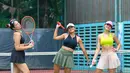 Berpose dengan teman-temannya, Pevita Pearce terlihat sangat menikmati waktunya berolahraga tenis. Ia pun mendapatkan pujian dari teman artis dan netizen. (Instagram/pevpearce)