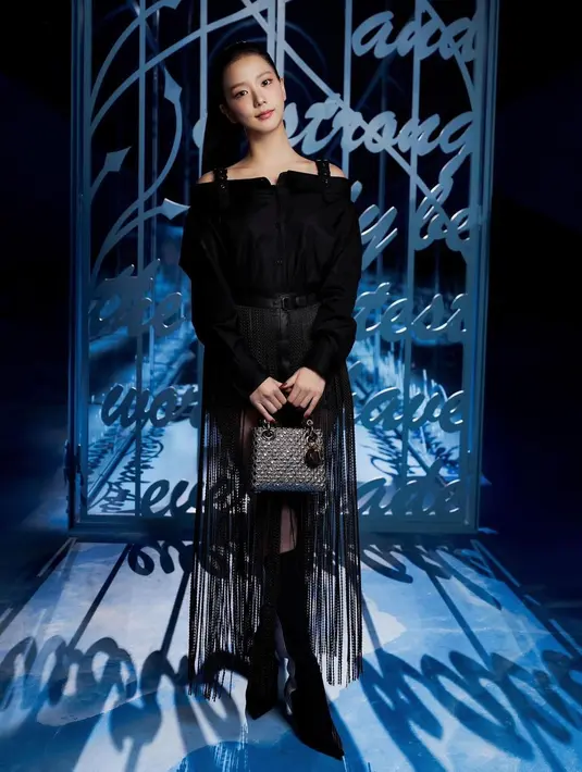 <p>Jisoo BLACKPINK kembali sukses jadi pusat perhatian saat hadiri show Dior di Paris Fashion Week 2024 [@sooyaaa__]</p>