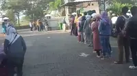 Tangkapan layar video viral terkait antrean panjang di halaman kantor Pengadilan Agama Soreang, Kabupaten Bandung, pada Senin (24/8/2020). (Liputan6.com/Huyogo Simbolon)
