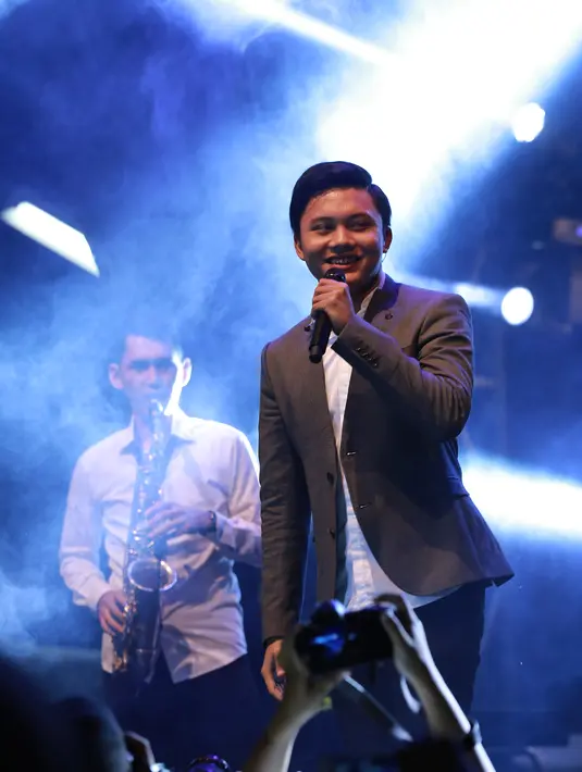 "Terima kasih kepada Ramadhan Jazz Festival 2016. Iky pertama kalinya berada di sini," kata Rizky Febian di halaman Masjid Cut Meutia, kawasan Menteng, Jakarta Pusat, Sabtu (18/6) dini hari. (Galih W. Satria/Bintang.com)