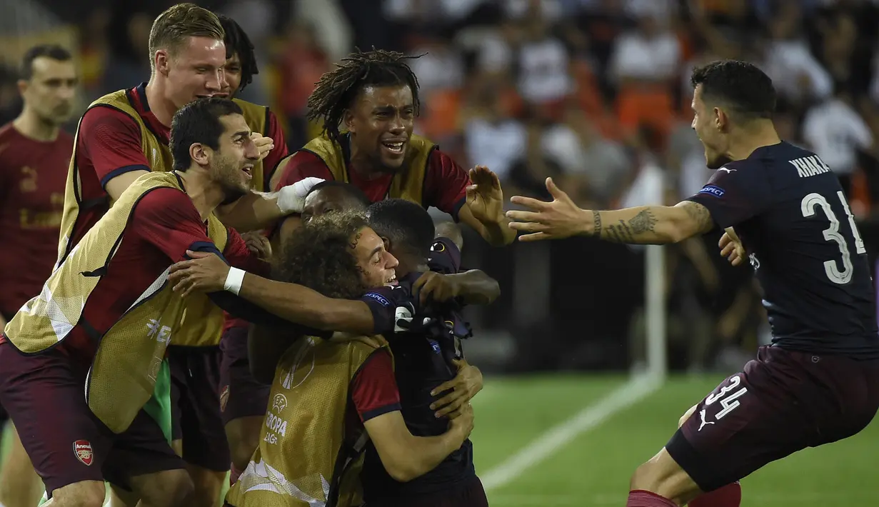 Para pemain Arsenal melakukan selebrasi usai lolos ke final Liga Europa setelah mengalahkan Valencia di Stadion Mestalla, Valencia, Kamis (9/5). Arsenal unggul agregat 7-3 atas Valencia. (AFP/Javier Soriano)