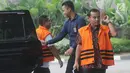 Bupati Purbalingga Tasdi dan Bupati Mojokerto non aktif Mustofa Kamal Pasa turun dari mobil tahanan di gedung KPK, Jakarta, Kamis (28/6). Dua bupati ini diperiksa dengan kasus yang berbeda. (Merdeka.com/Dwi Narwoko)