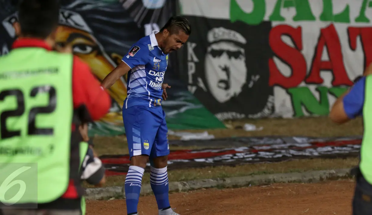 Gaya penyerang Persib, Zulham Zamrun saat melakukan selebrasi usai mencetak gol ke gawang Persebaya United di laga Grup A Piala Presiden 2015 di Stadion Si Jalak Harupat, Bandung, Minggu (6/9/2015). Persib unggul 2-0. (Liputan6.com/Helmi Fithriansyah)