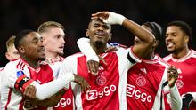 Jorrel Hato (tengah) menjadi nama yang mampu tampil cemerlang di tengah penampilan inkonsisteni Ajax Amsterdam. Penampilan kukuhnya sebagai bek tengah membuat pelatih John Van't Schip sering mempercayakan posisi krusial tersebut kepada pemain 18 tahun itu. Hato merupakan bek modern dengan kekuatan fisik dan kecepatan yang mengagumkan. Ia juga memiliki kemampuan dalam membangun serangan, tekel, dan intersep. Ia tercatat telah membuat 38 penampialn dengan membuat 1 gol dan 6 assist pada musim ini. (AFP/Olaf Kraak)