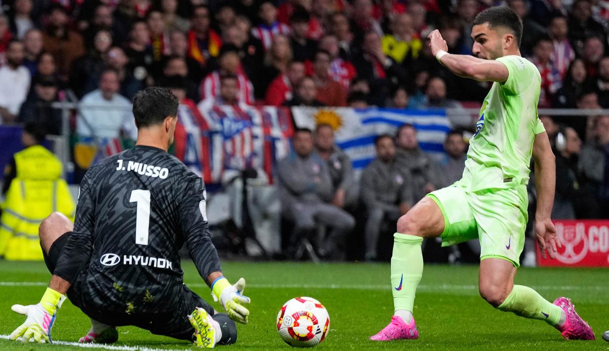 Ferran Torres sukses menjadi pahlawan setelah gol semata wayangnya membawa Barcelona menaklukkan Atletico Madrid dalam laga leg kedua semifinal Copa del Rey 2024/2025 di Metropolitano, Kamis (03/04/2025) dini hari WIB. (AP Photo/Manu Fernandez)