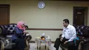 Mensos Khofifah Indar Parawansa berdiskusi dengan Kepala BNN Komjen Budi Waseso di Gedung Kemensos, Jakarta, Senin (19/10). Pertemuan itu membahas langkah strategis guna mengefektifkan pemberantasan narkoba di Indonesia. (Liputan6.com/Faizal Fanani)