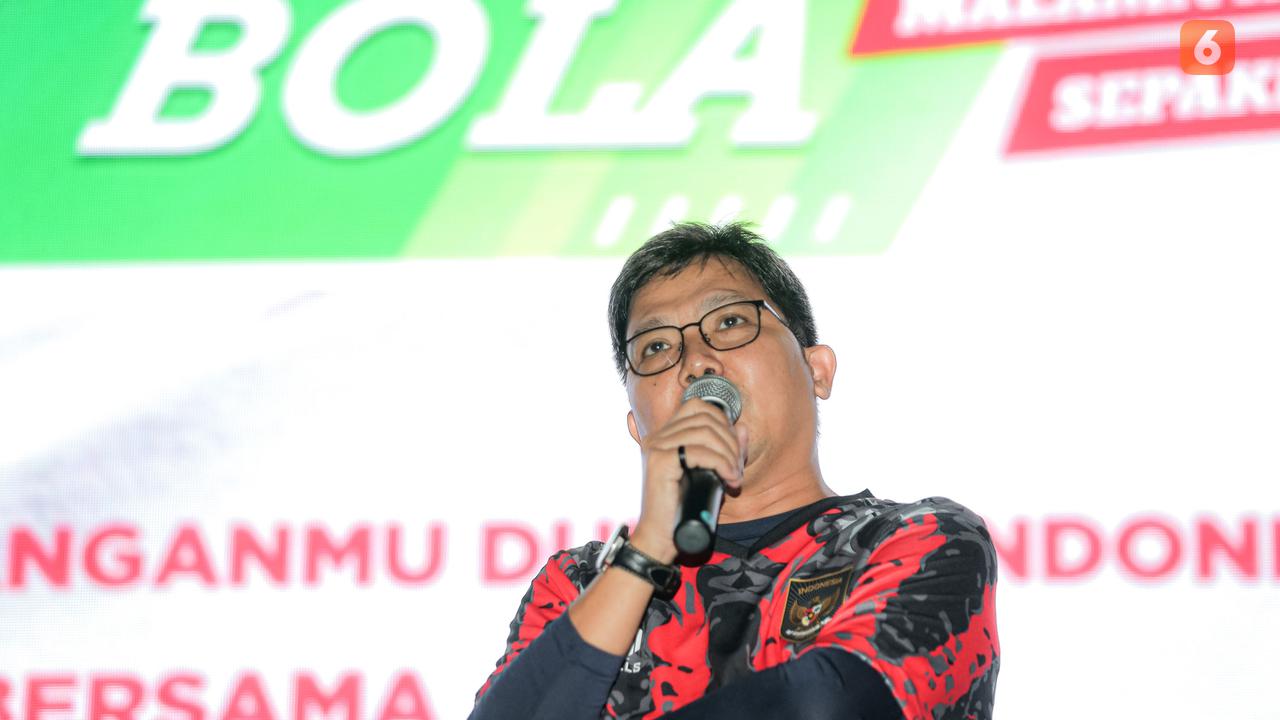 Foto: Ada Kuku Bima, Ribuan Suporter Tak Gentar Hujan saat Meriahkan Nonton Bersama Timnas Indonesia Vs Filipina dalam MALAMNYA BOLA 2024