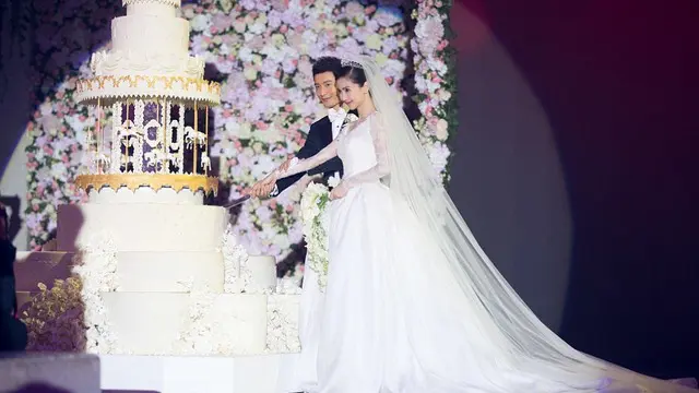 Angelababy yang dijuluki Kim Kardashian dari China ini, memilih rumah mode Dior untuk menciptakan gaun pengantin yang membutuhkan waktu pembuatan selama lima bulan.