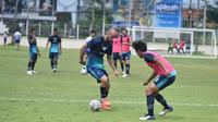 Pemain asing Persib Bandung, Mohamed Rashid, kala berlatih bersama tim di Bali jelang berlaga di putaran kedua BRI Liga 1 2021/2022. (Bola.com/Erwin Snaz)