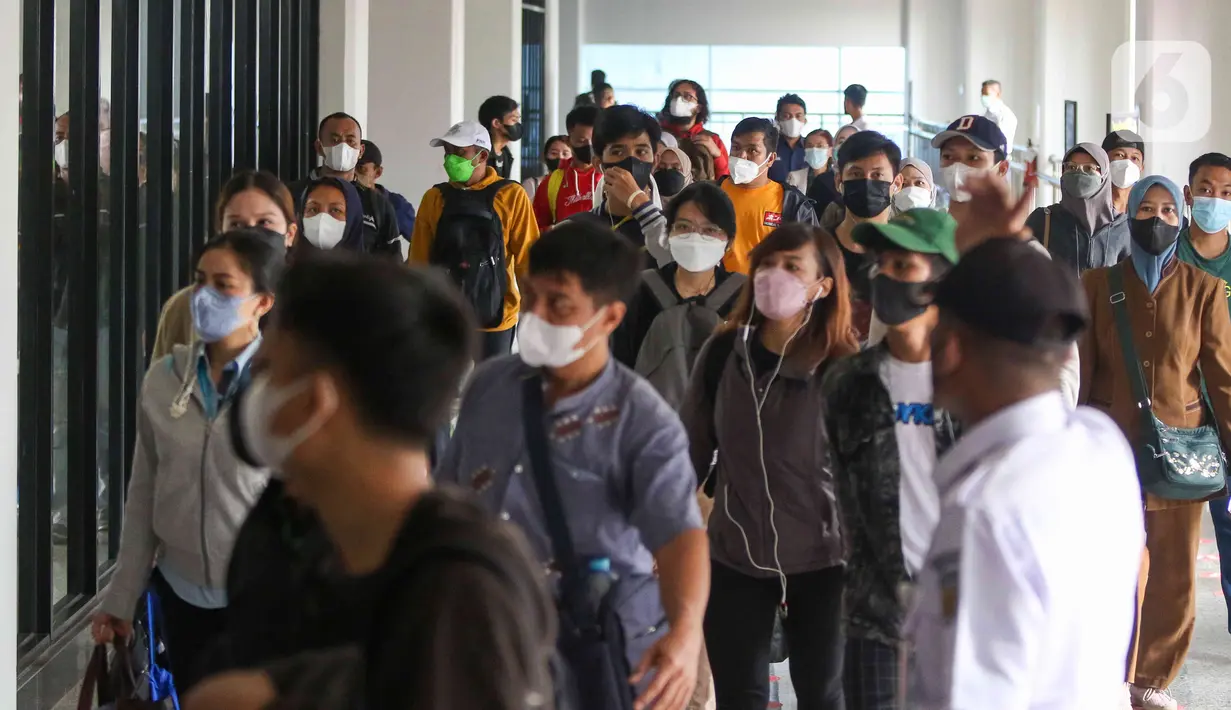 Penumpang KRL Commuterline transit (berpindah tujuan kereta) di stasiun transit Manggarai, Jakarta, Senin (30/5/2022). Perubahan rute baru kereta rel listrik yang diberlakukan pada Sabtu, 28 Mei 2022 lalu dikarenakan proses Switch Over ke 5 penataan lintas kereta api di  Stasiun Manggarai. (Liputan6.com/Herman Zakharia)