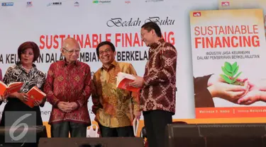 (Ki-ka) Pengamat Ekonomi Aviliani, Ekonom Senior Emil Salim, Ketua OJK Muliaman D. Hadad dan Akademisi Prasetyantoko saat menghadiri bedah buku "Sustainable Financing" di Jakarta, Jumat (4/12). (Liputan6.com/Angga Yuniar)