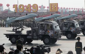 Kendaraan militer melintas membawa  senjata canggih saat parade HUT ke-70 RRC di Beijing, China, Selasa (1/10/2019). Persenjataan yang dipamerkan dalam HUT ke-70 RRC ini termasuk rudal bersenjata nuklir yang bisa mencapai AS dalam 30 menit. (AP Photo/Ng Han Guan)
